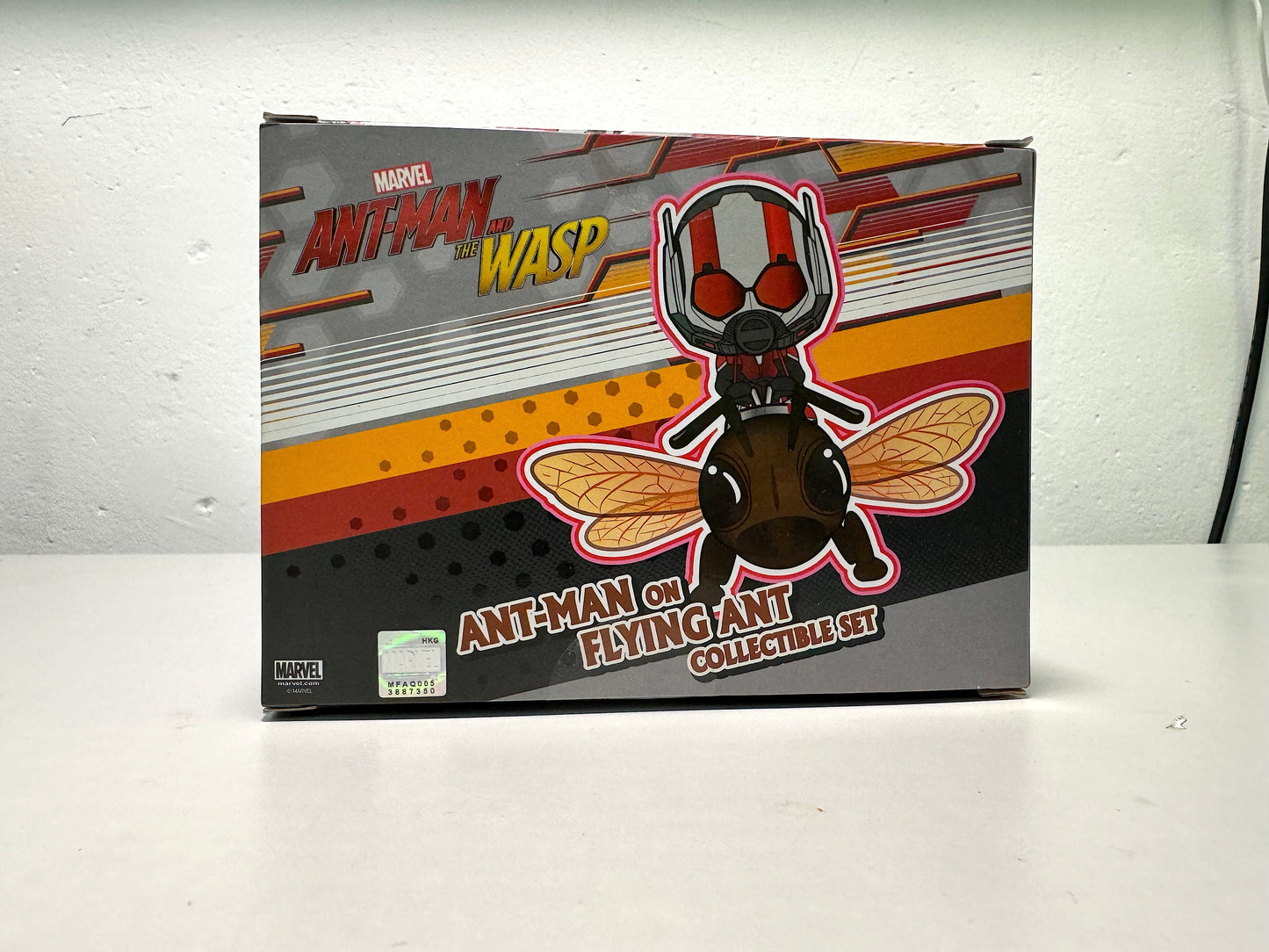 Hot Toys Cosbaby Ant-Man on Flying Ant collectible Set