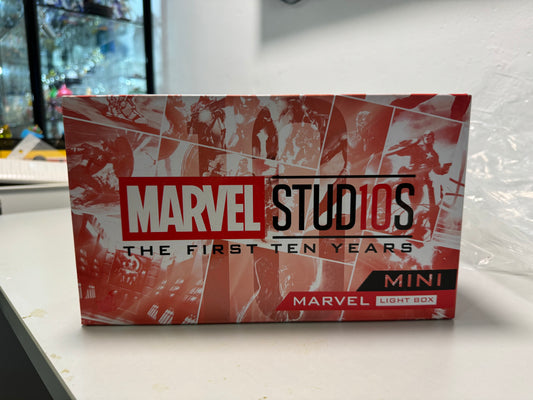 Hot Toys Marvel Studios 10th Anniversary 紅色 燈箱